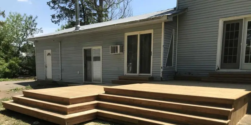 Wood Deck Builder in Ottawa