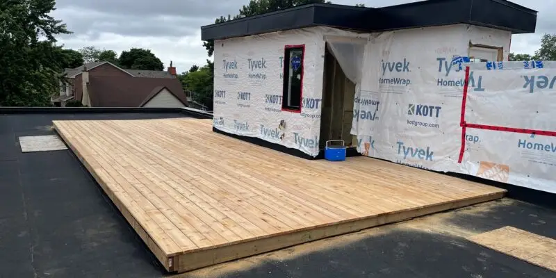 The flat roof deck in Westboro is finished in Western Red Cedar. Rooftop deck Ottawa