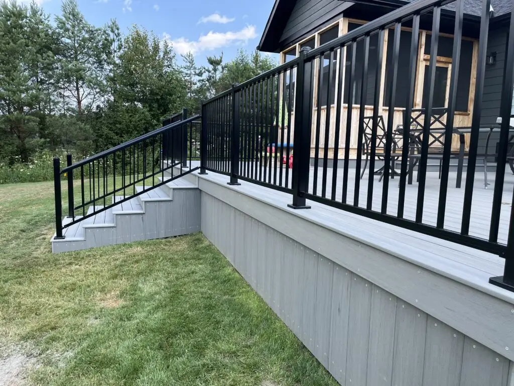 Kanata TimberTech deck with aluminum railing. Kanata deck buiilder install composite decks