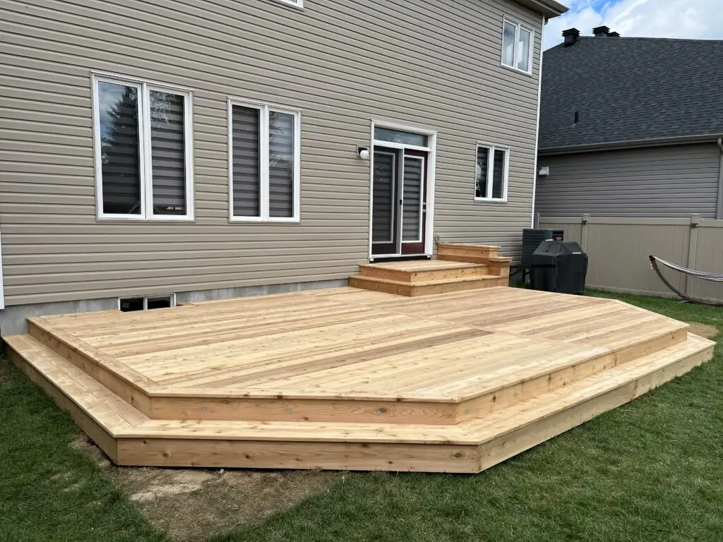 A cedar deck in Ottawa with riser lights