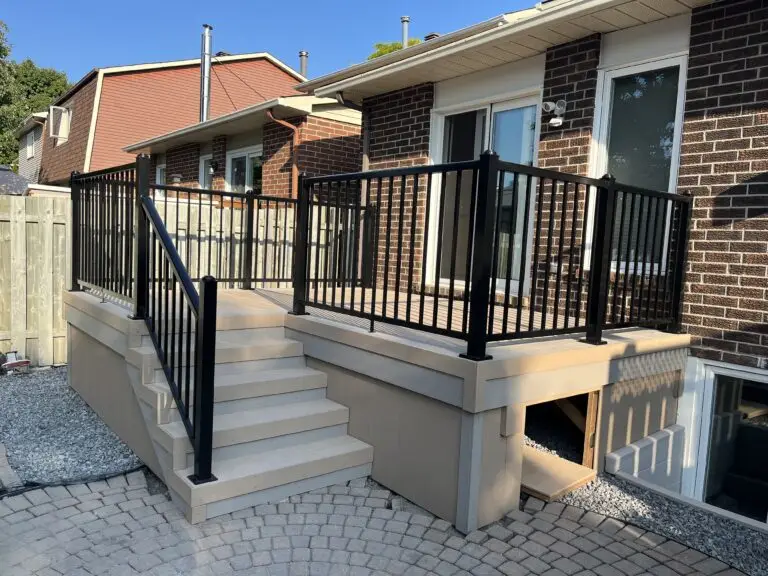 An Ottawa PVC deck with aluminum railing